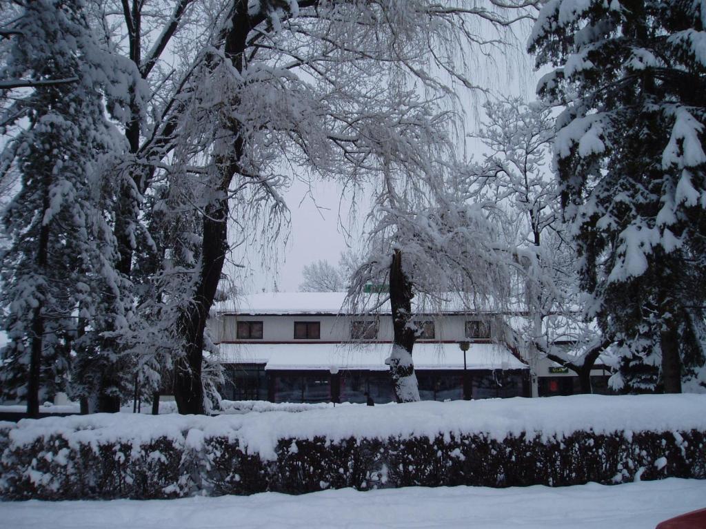 Hotel Park Ливно Экстерьер фото